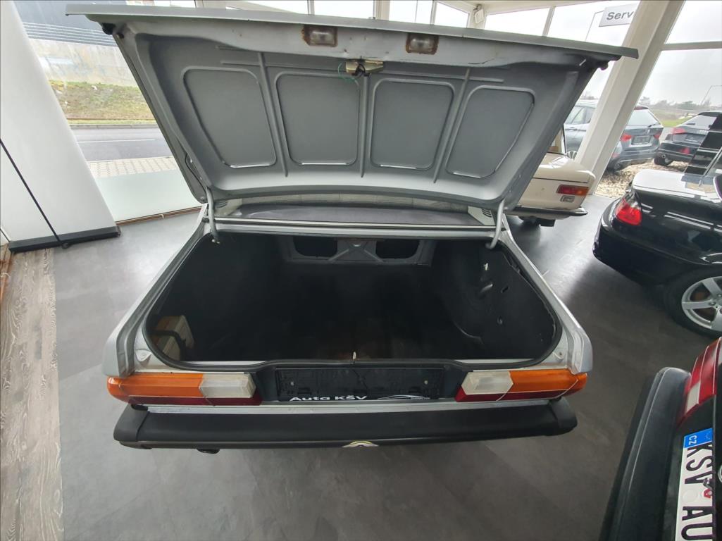 Peugeot 305
