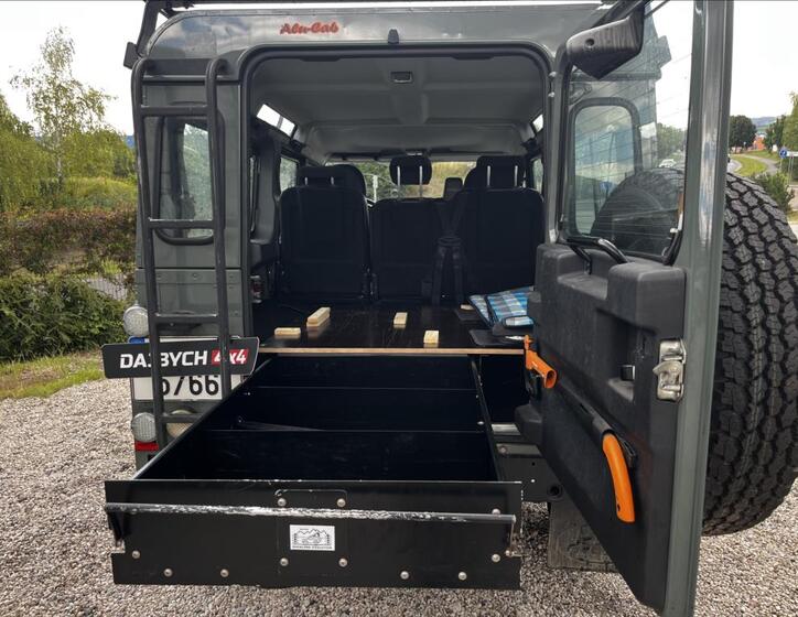 Land Rover Defender 15