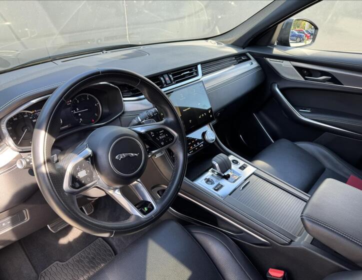Jaguar F-Pace 9