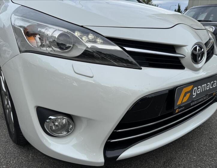 Toyota Verso 18