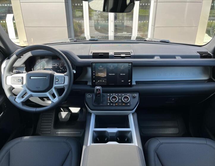 Land Rover Defender 11