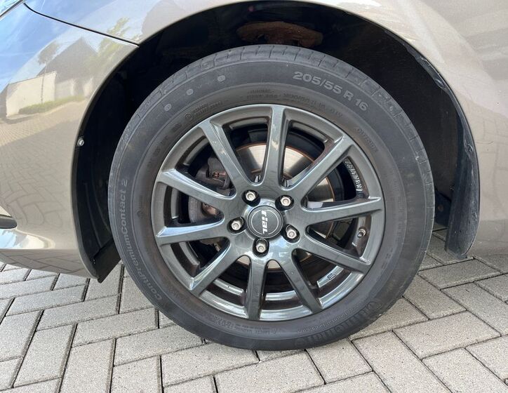 Toyota Auris 24