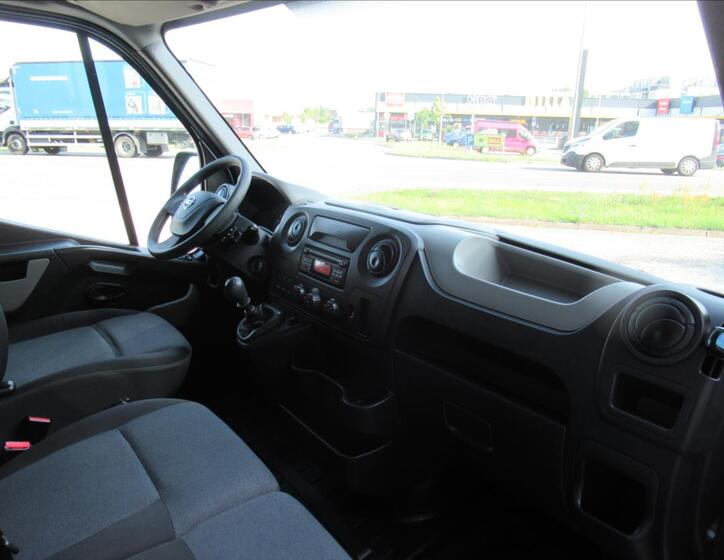 Nissan NV400 10