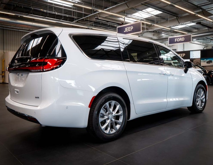 Chrysler Pacifica 9