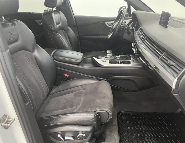 Audi Q7 24