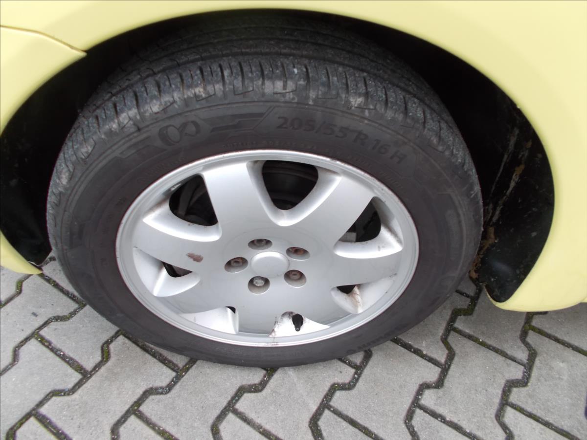 Volkswagen New Beetle