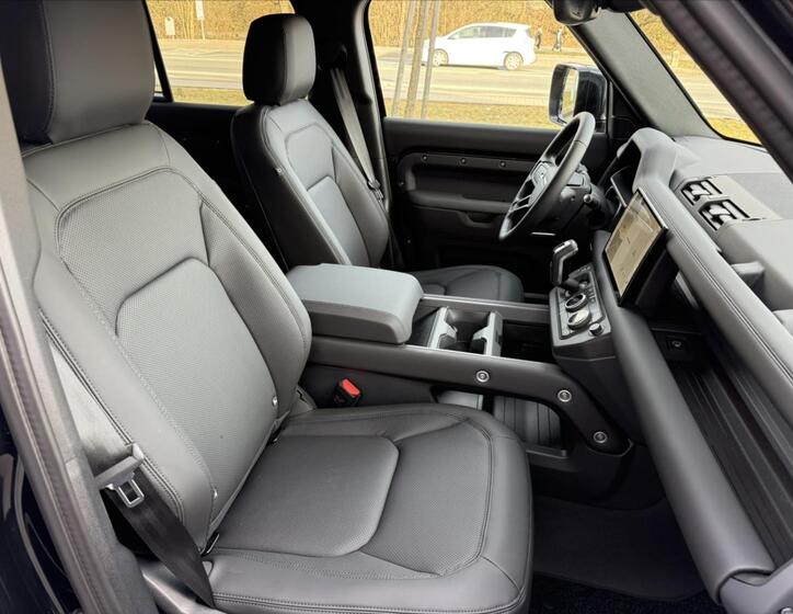 Land Rover Defender 14