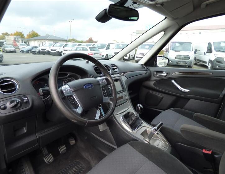 Ford Galaxy 12