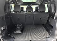 Land Rover Defender 6