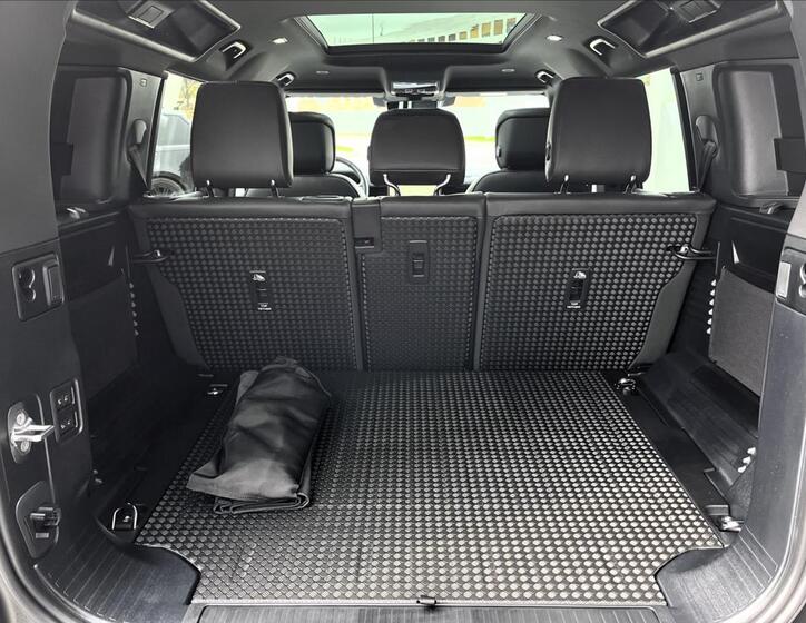 Land Rover Defender 6