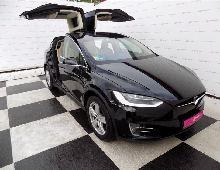 Tesla Model X 8