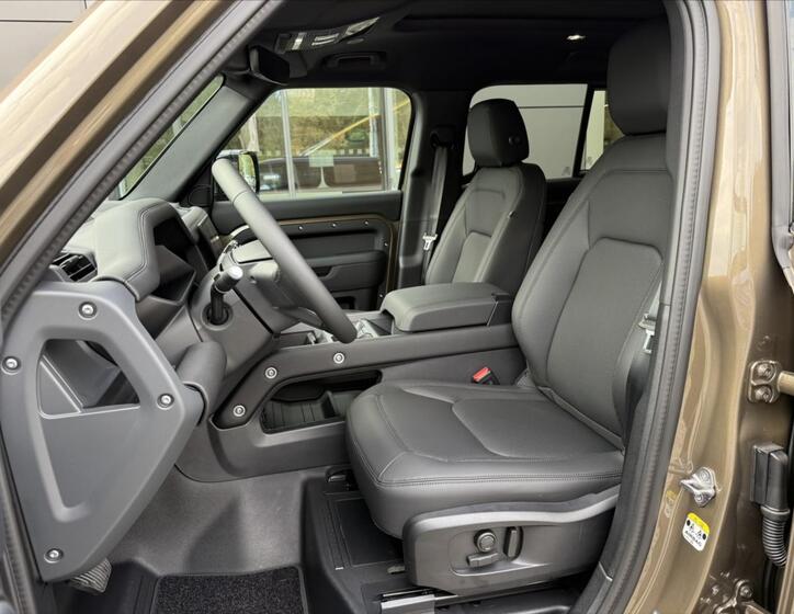 Land Rover Defender 12