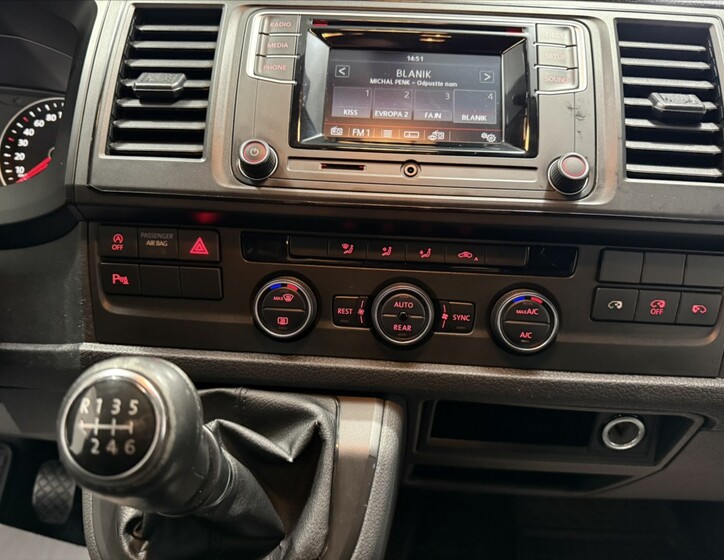 Volkswagen Caravelle 13