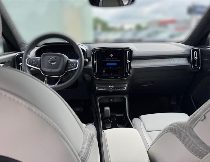 Volvo EX40 10