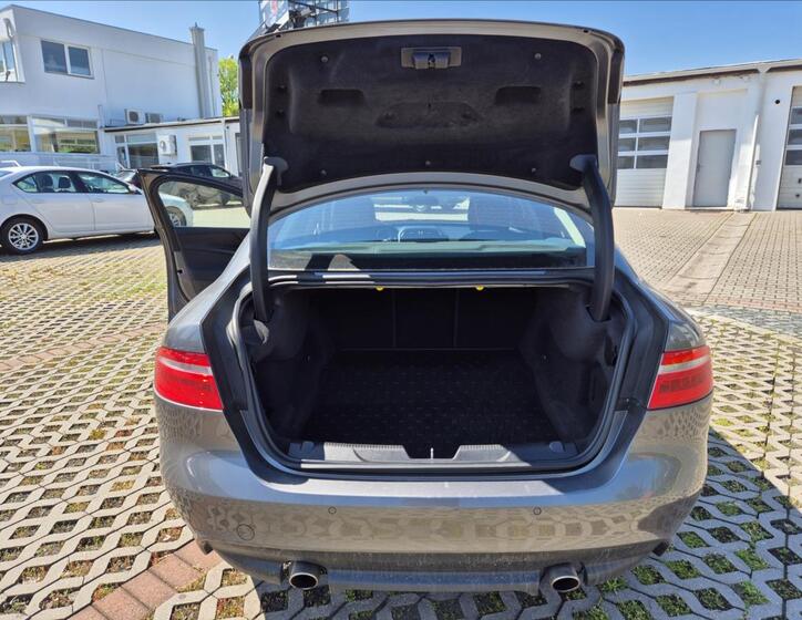Jaguar XE 13