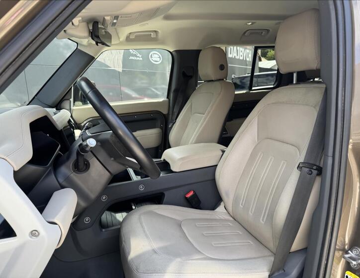 Land Rover Defender 11