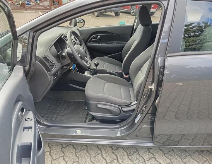 KIA Rio 13