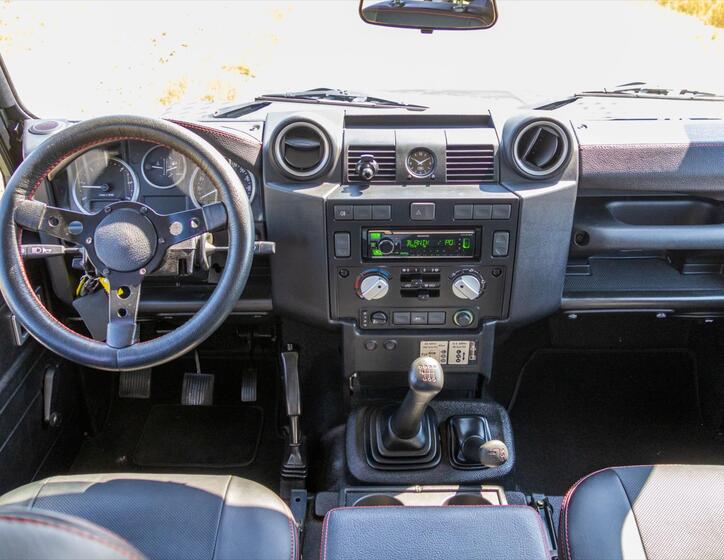 Land Rover Defender 25