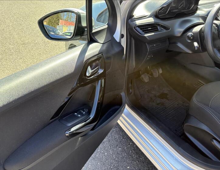 Peugeot 208 10