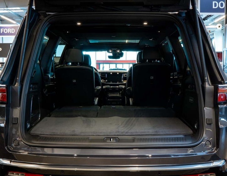 Jeep Wagoneer 7
