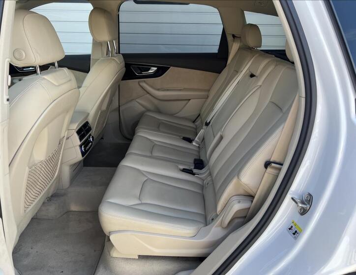 Audi Q7 6