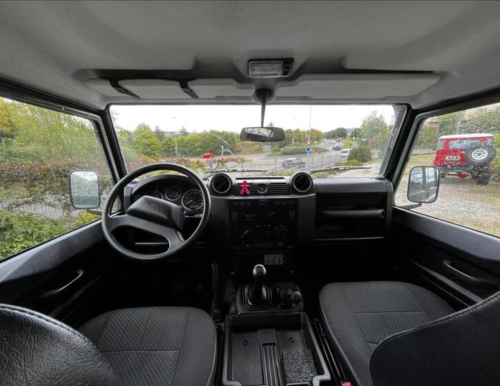 Land Rover Defender 11