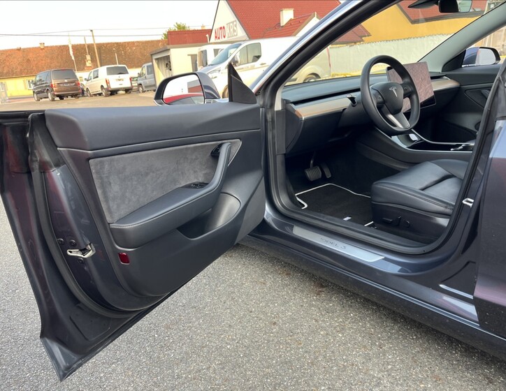 Tesla Model 3 43