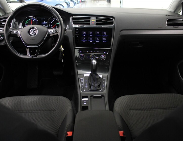 Volkswagen e-Golf 8