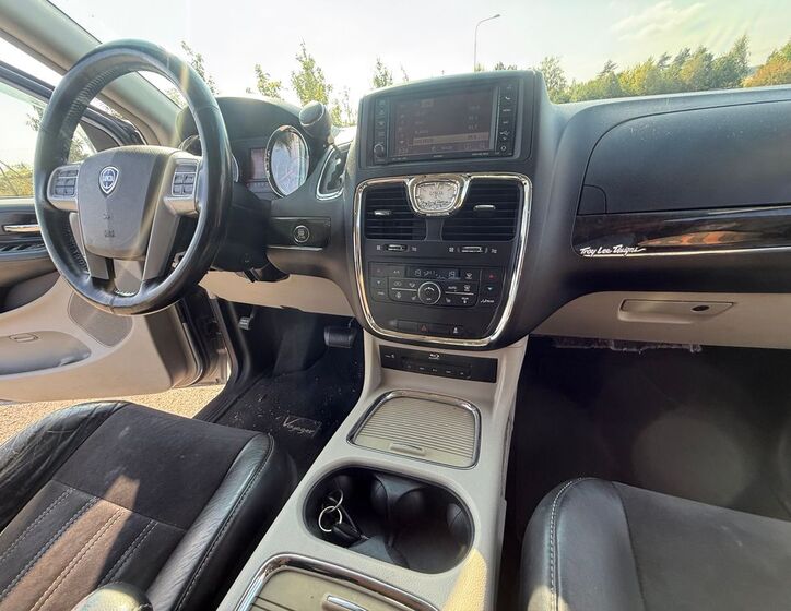 Lancia Voyager 22
