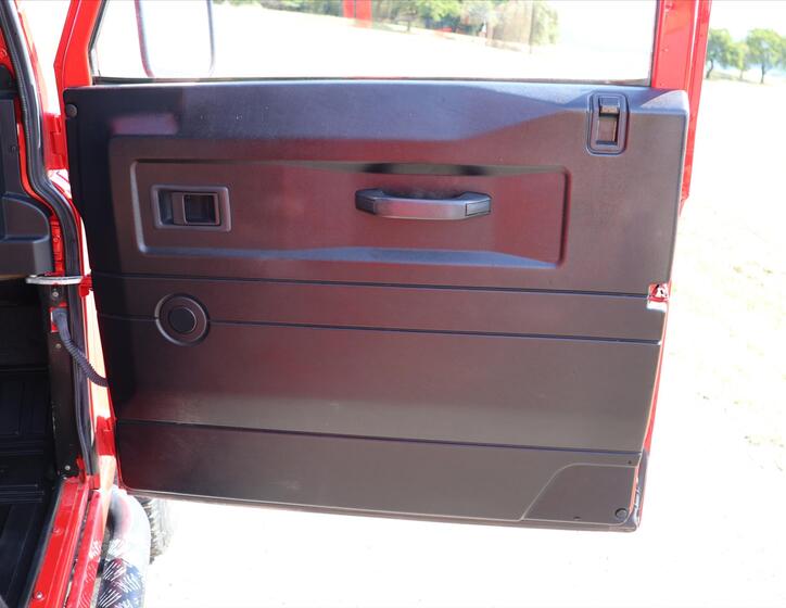 Land Rover Defender 13