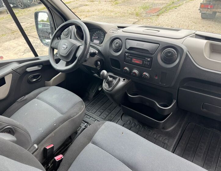 Nissan NV400 12