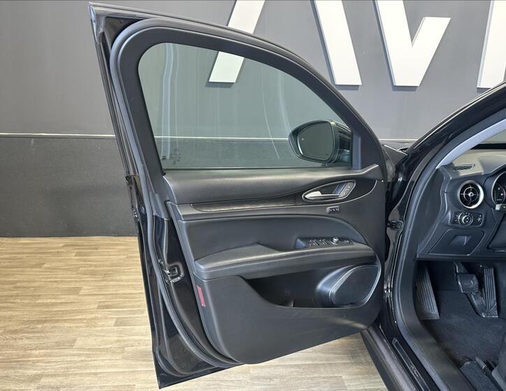 Alfa Romeo Stelvio 12