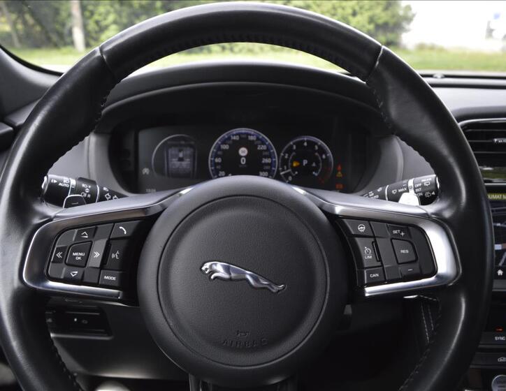 Jaguar F-Pace 21