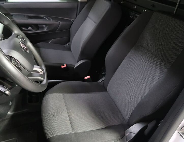 Toyota ProAce 9