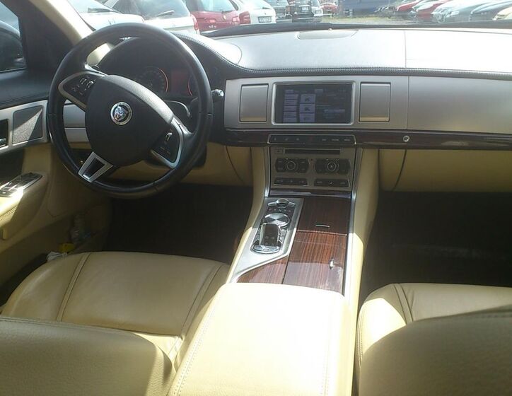 Jaguar XF 18