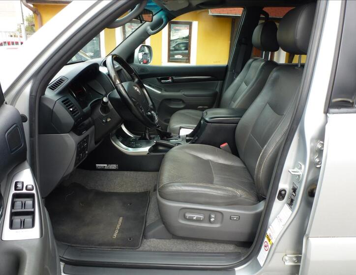 Toyota Land Cruiser 16