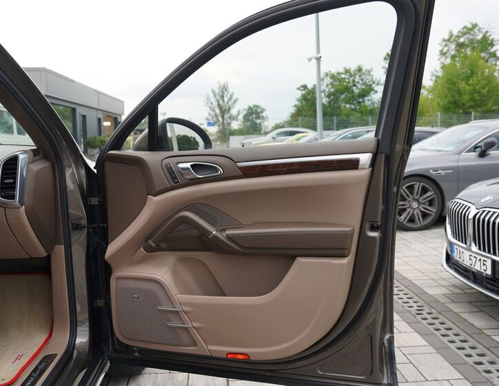 Porsche Cayenne 24