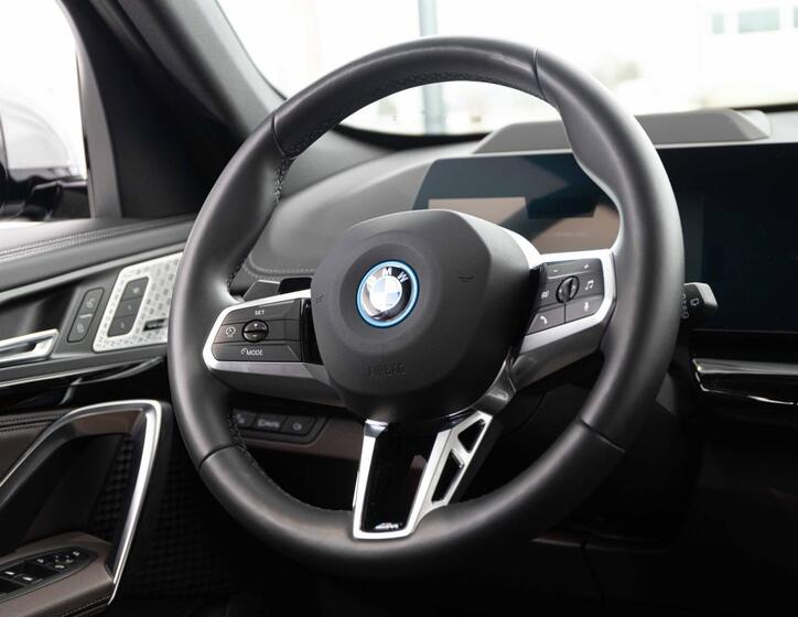 BMW iX1 14