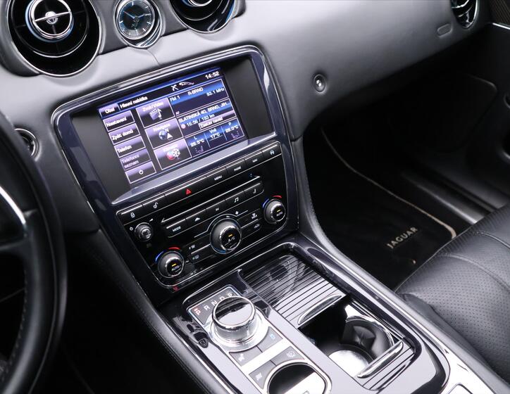 Jaguar XJ 30