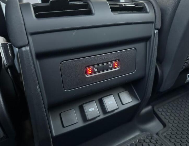 Land Rover Defender 17