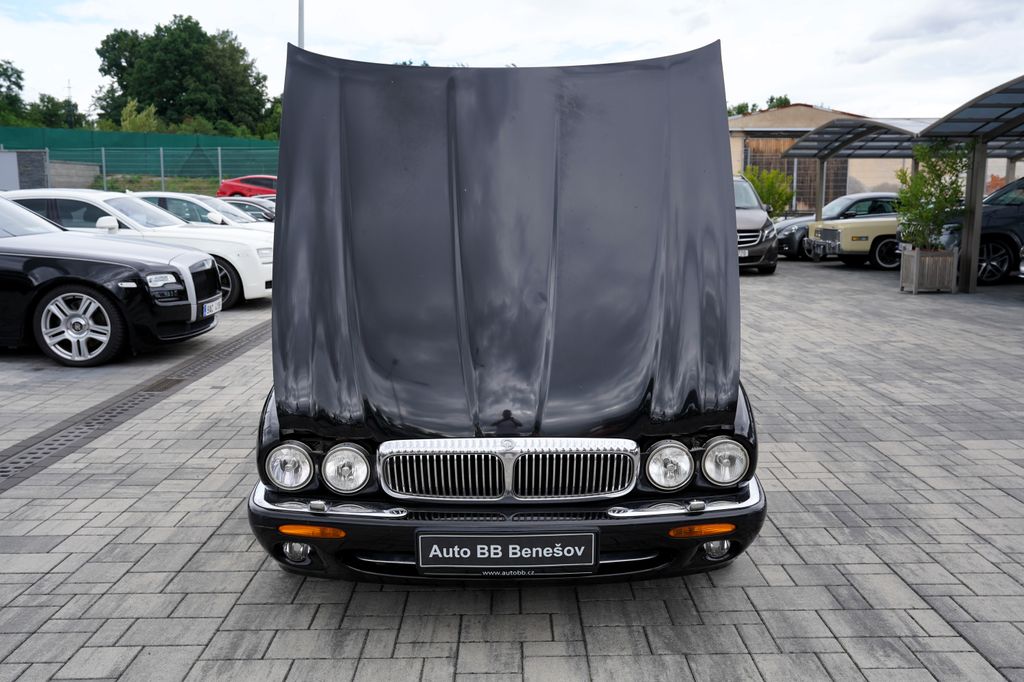 Jaguar XJR