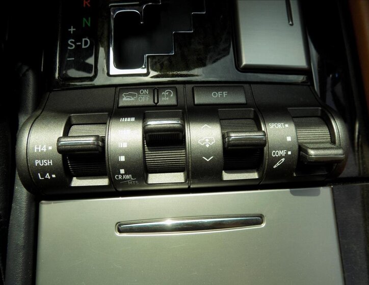 Lexus LX 570 35