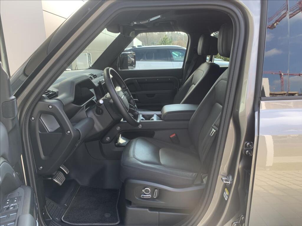 Land Rover Defender 9