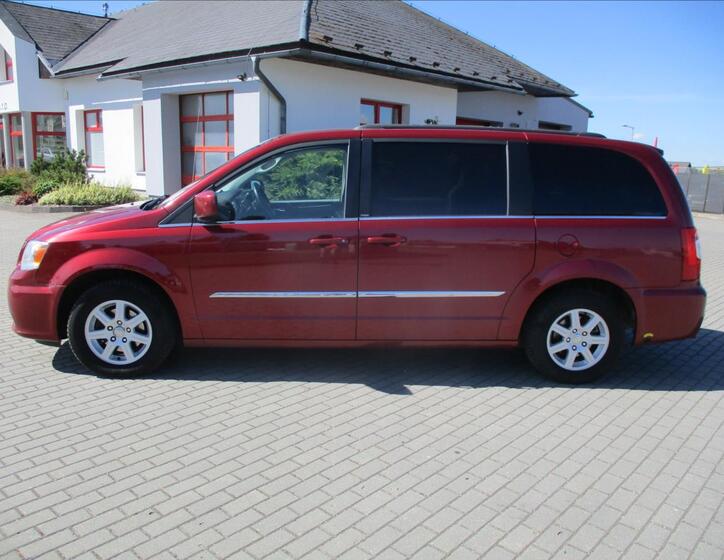 Chrysler Town & Country 2