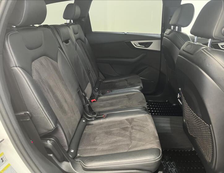 Audi Q7 25