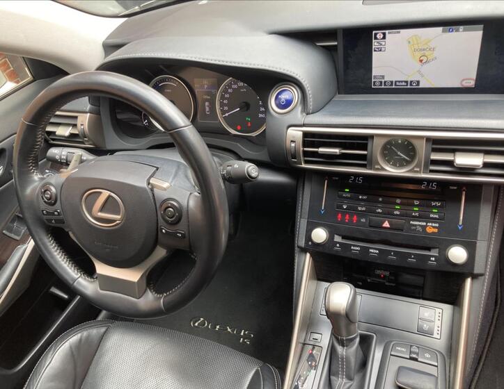 Lexus IS 300h 12