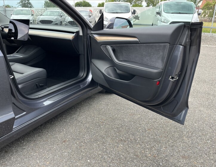 Tesla Model 3 47