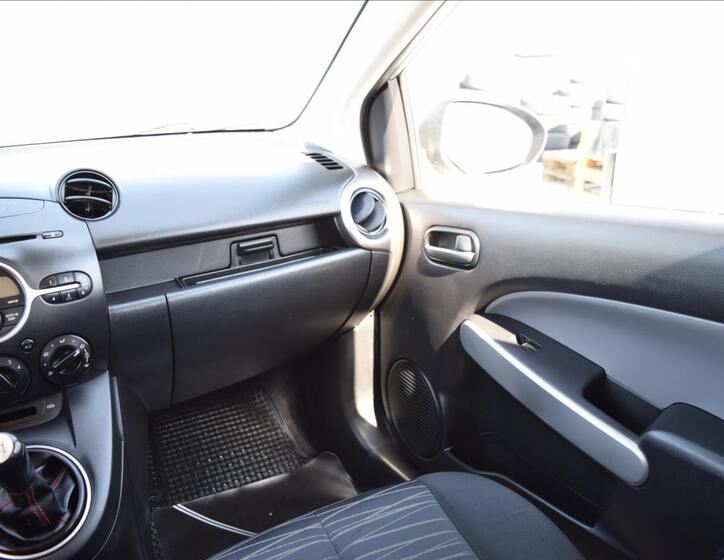 Mazda 2 27