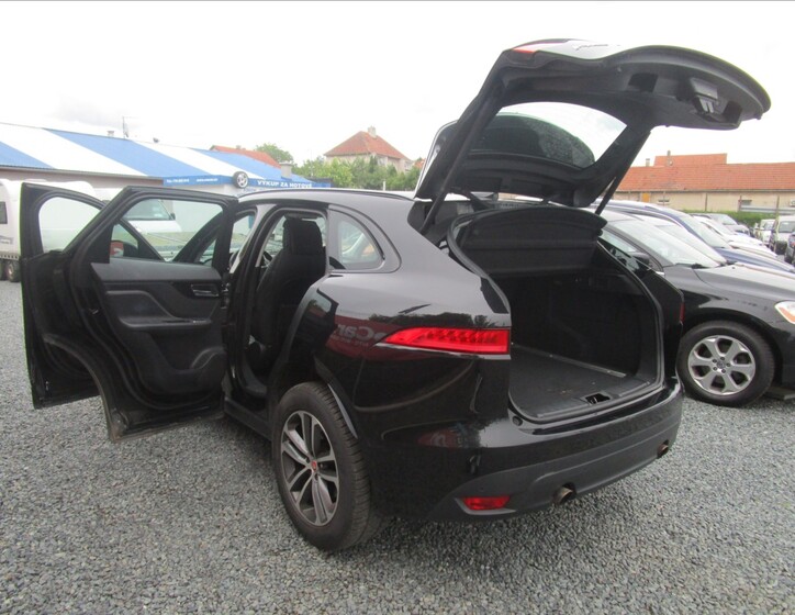 Jaguar F-Pace 36