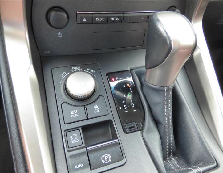 Lexus NX 300h 44